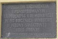 Tablica-Upamietniajaca-Ofiary-II-Wojny-Swiatowej