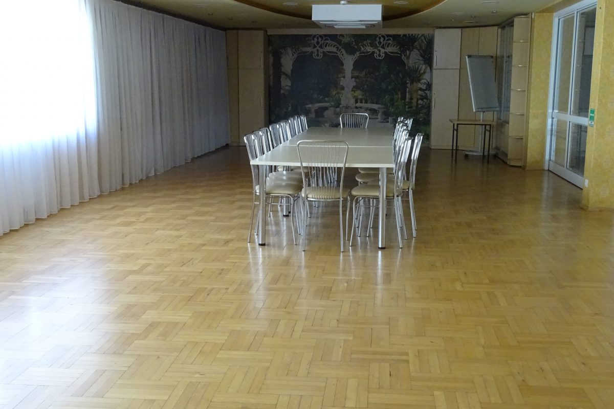 Świetlica na parterze - pusta sala z krzesłami i stołem