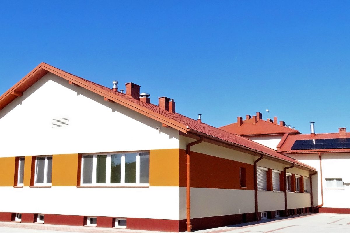 Szkolne Schronisko Młodzieżowe w Brzesku - widok z boku