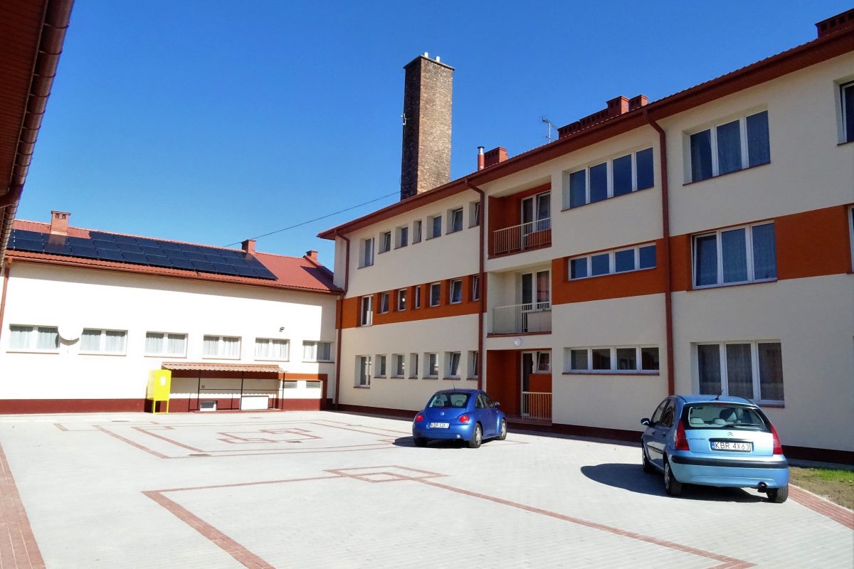 Szkolne Schronisko Młodzieżowe w Brzesku - widok placu wewnętrznego