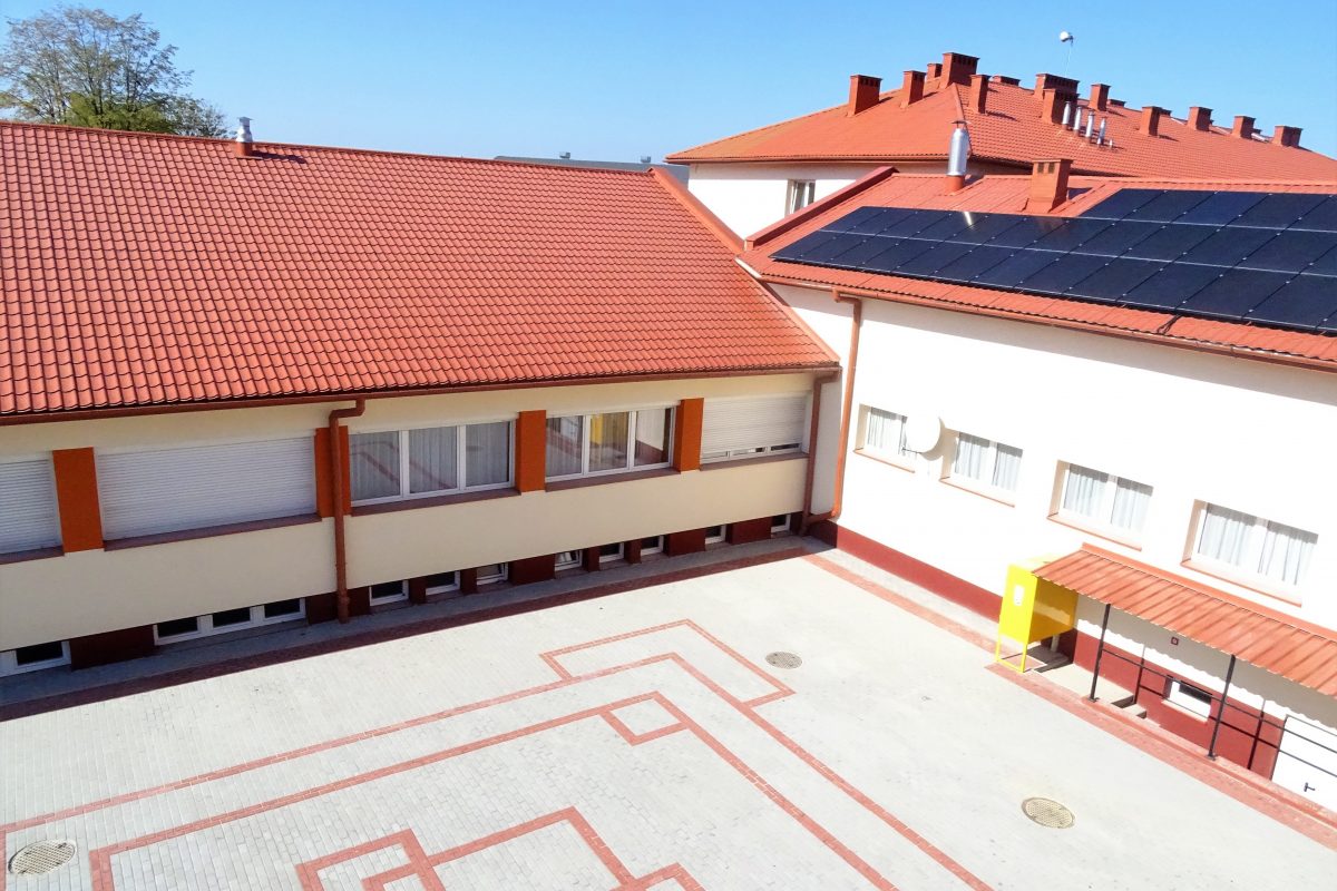 Szkolne Schronisko Młodzieżowe w Brzesku - widok placu wewnętrznego