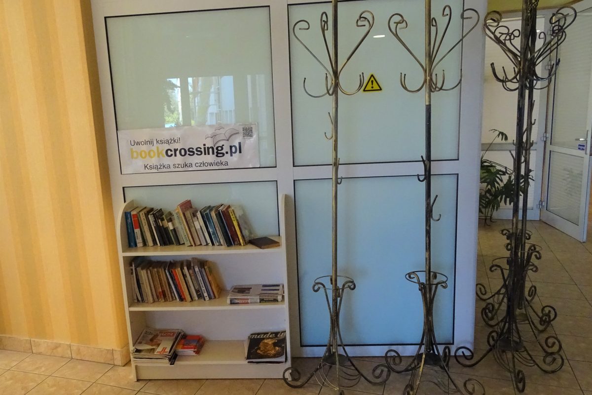 bookcrossing, półka z książkami