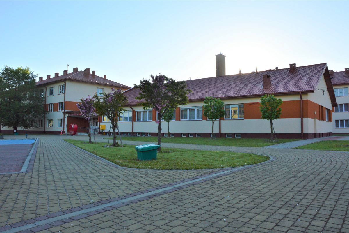 Szkolne Schronisko Młodzieżowe w Brzesku - widok placu