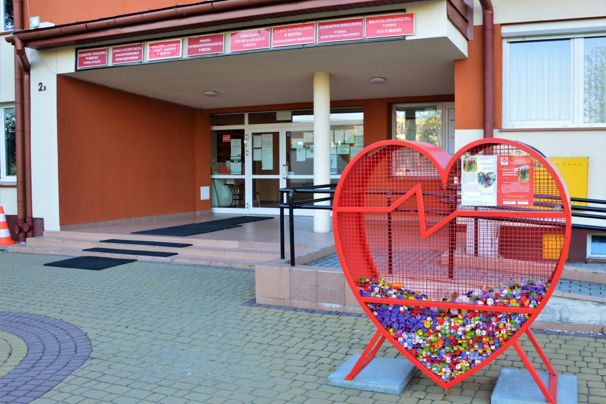 Szkolne Schronisko Młodzieżowe w Brzesku - wejście, pojemnik na zakrętki