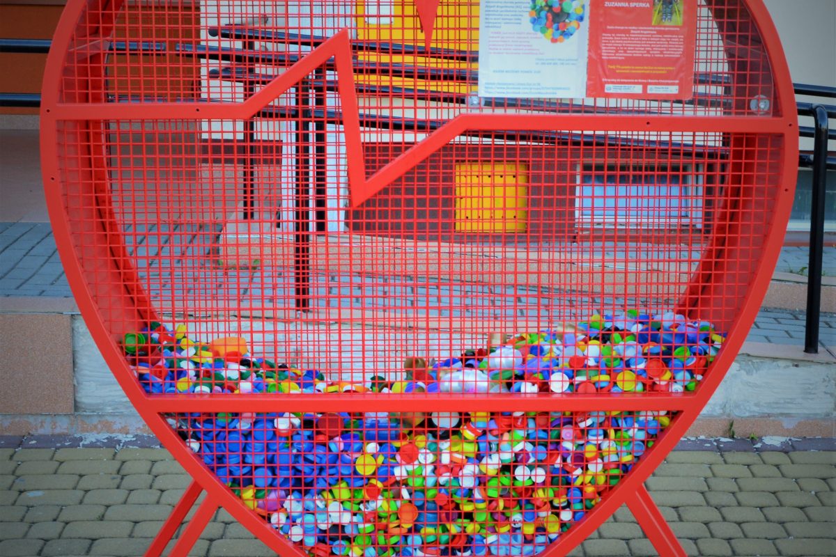 Szkolne Schronisko Młodzieżowe w Brzesku - pojemnik na zakrętki