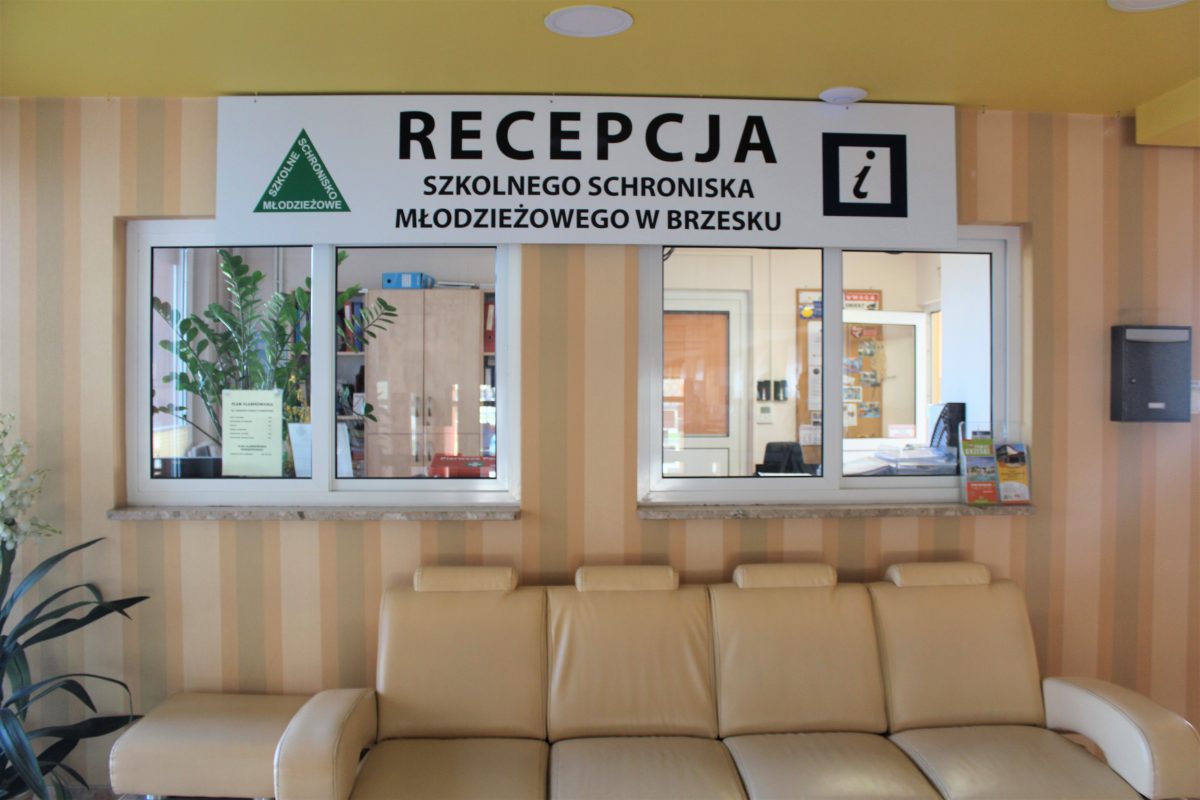 Recepcja Szkolnego Schroniska Młodzieżowego w Brzesku. Punkt informacji