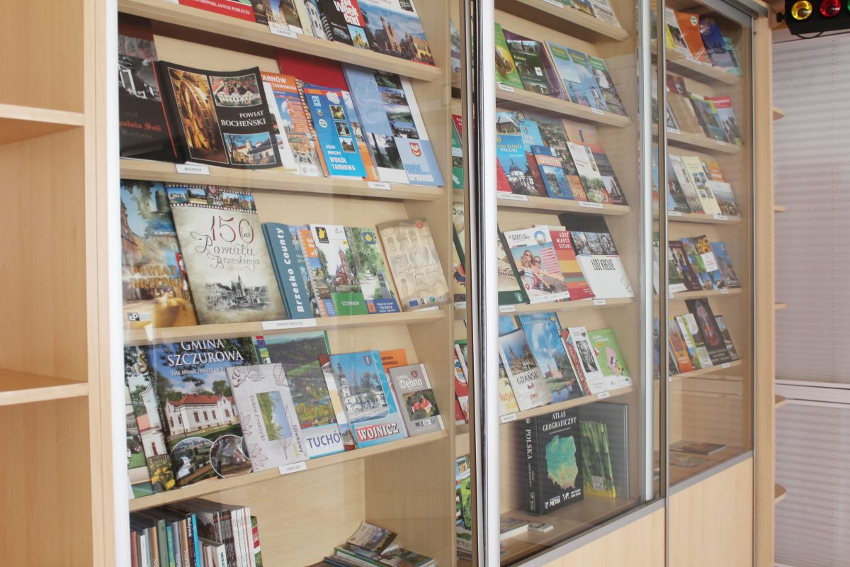 Regały z przewodnikami