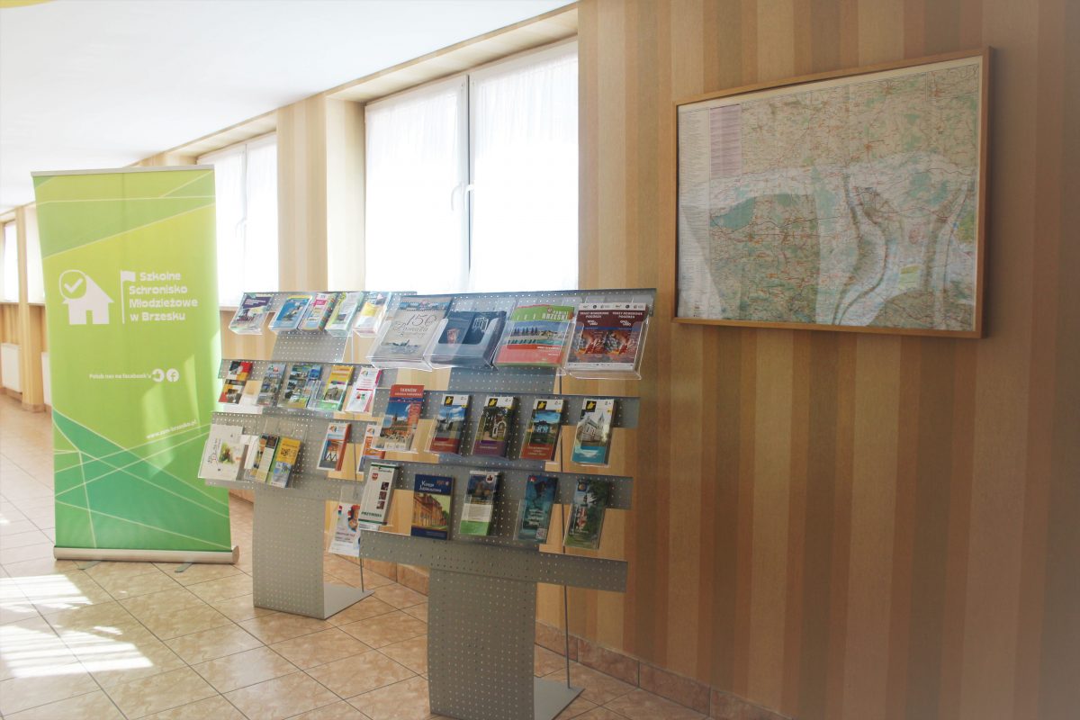 Wystawka przewodników, z tyłu stoi baner