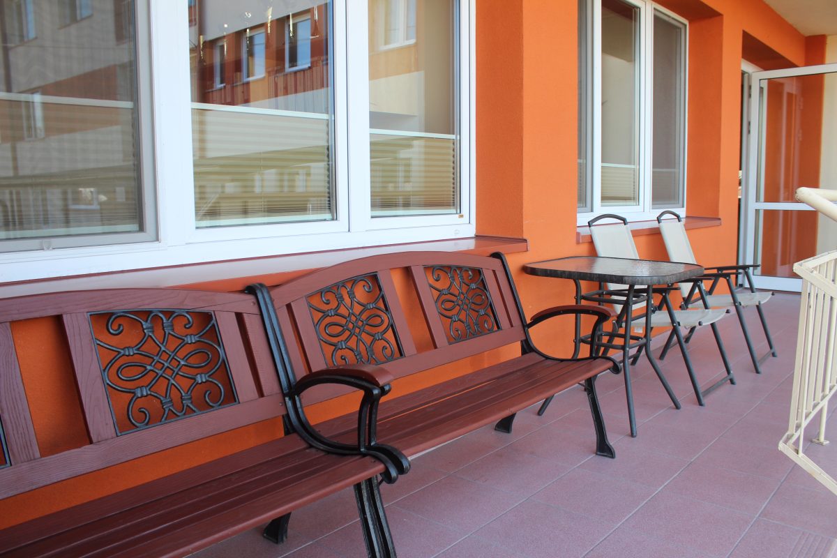 Szkolne Schronisko Młodzieżowe w Brzesku - ławki ustawione przy budynku