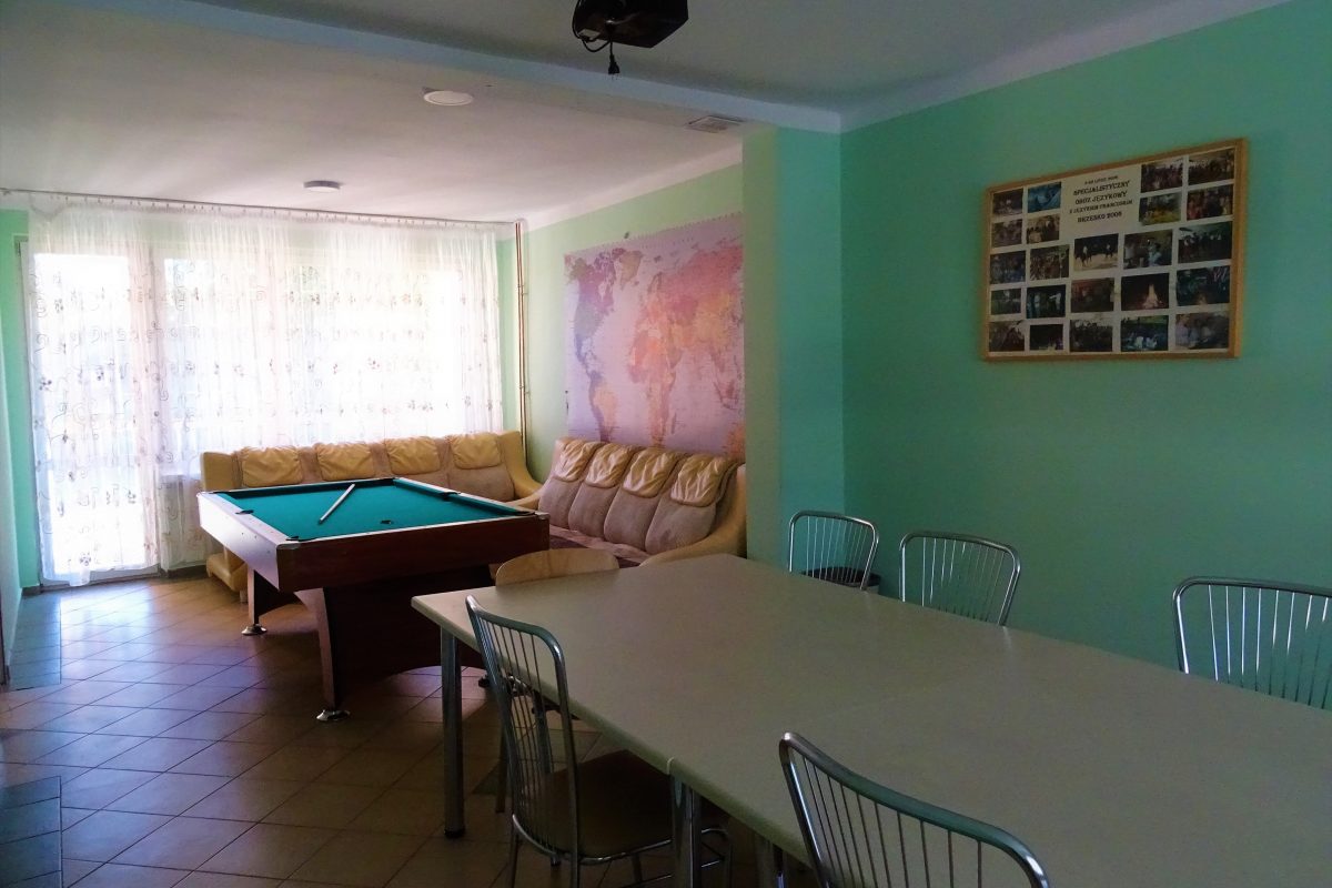 Świetlica na pierwszym piętrze - bilard, stół
