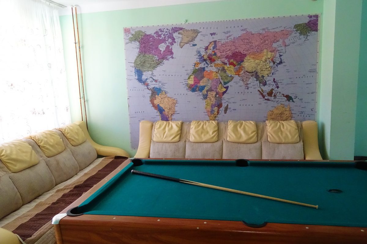 Świetlica na pierwszym piętrze - bilard, kanapa